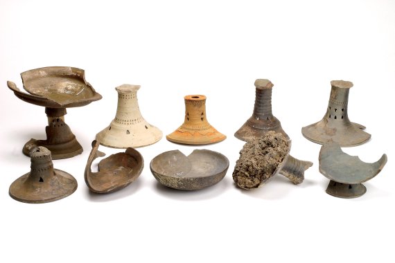 [창원=뉴시스] 경남 함안 우거리 토기가마군 출토 굽다리접시.(사진=국립김해박물관 제공)