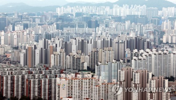 한국은행이 기준금리를 추가로 0.25%포인트 인상한 가운데 주택 구입계획을 미루는 경향이 뚜렷해 지고 있다. 사진은 서울 여의도 63스퀘어 전망대에서 바라본 서울의 아파트 밀집지역. /연합뉴스