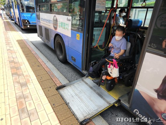 [동행취재] 권리인데 "죄송하다" 부탁, 오지 않는 저상버스...민망하고 불편한 휠체어 출근길