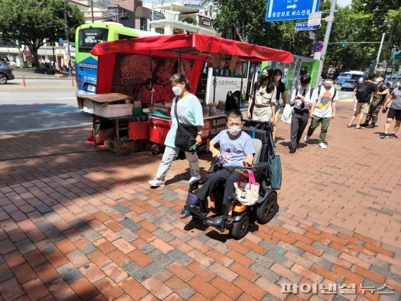 [동행취재] 권리인데 "죄송하다" 부탁, 오지 않는 저상버스...민망하고 불편한 휠체어 출근길