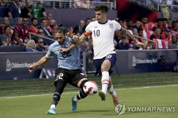 풀리식 막아서는 카세레스의 끈질긴 수비 Uruguay defender Martin Caceres (4) and USA forward Christian Pulisic (10) chase the ball during the first half of an international friendly soccer match Sunday, June 5, 2022, in Kansas City, Kan. (AP Photo/Charlie Riedel)