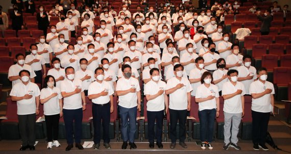 [천안=뉴시스] 김선웅 기자 = 주호영 국민의힘 비상대책위원장과 권성동 원내대표 등 국민의힘 의원들이 25일 충남 천안시 동남구 수신면 재능교육연수원에서 열린 2022 국민의힘 국회의원 연찬회에서 국민의례를 하고 있다. 2022.08.25. mangusta@newsis.com /사진=뉴시스