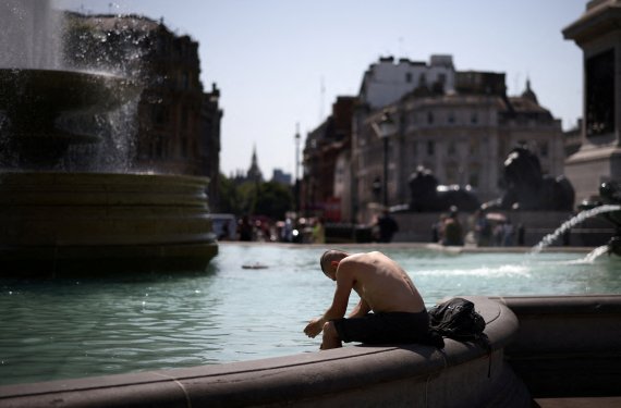 19일(현지시간) 영국 런던 트라팔가 광장 분수대에서 한 시민이 더위를 식히고 있다. 22.07.19 ⓒ 로이터=뉴스1 ⓒ News1 김예슬 기자