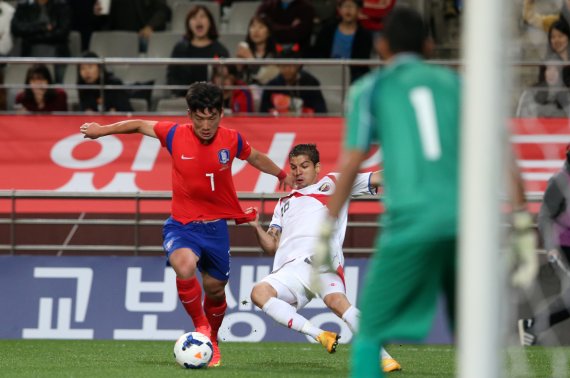 14일 서울 상암월드컵경기장에서 열린 한국-코스타리카 축구평가전 전반 김민우가 상대와 몸싸움을 벌이며 쇄도하고 있다. 2014.10.14/뉴스1 ⓒ News1 한재호 기자