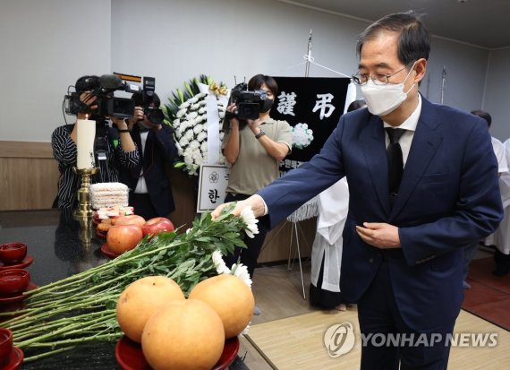 한덕수 국무총리가 25일 오후 경기도 수원시 권선구 수원중앙병원 장례식장에 '수원 세 모녀' 빈소를 찾아 조문하고 있다. /연합뉴스