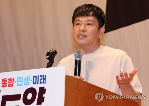 국민의힘 연찬회에서 특강하는 이지성 작가 (천안=연합뉴스) 백승렬 기자 = 이지성 작가가 25일 충남 천안시 재능교육연수원에서 열린 국민의힘 '2022 국회의원 연찬회'에서 '대체되지 않는 정당을 만드는 법'이란 주제로 특강을 하고 있다. 2022.8.25 srbaek@yna.co.kr (끝)