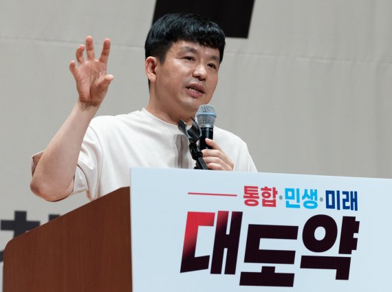 이지성 작가가 25일 오후 충남 천안시 동남구 재능교육연수원에서 열린 2022 국민의힘 연찬회에서 '인공지능에게 대체되지 않는 정당을 만드는 법'을 주제로 강연하고 있다. 2022.8.25/뉴스1