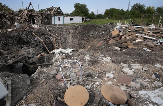 [우크라이나 차플리네 마을 가옥들이 러시아군의 공격으로 파괴돼 있다. 우크라이나 당국은 독립기념일인 지난 8월 24일 러시아가 차플리네 주택가와 기차역을 폭격해 어린이 2명 포함 최소 25명이 숨졌다고 밝혔다. 러시아는 군용열차를 표적으로 삼았으며 우크라이나 예비군 200명 이상을 사살했다고 주장했다.(사진: 뉴시스)