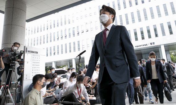 [서울=뉴시스] 국회사진기자단 = 이준석 국민의힘 전 대표가 지난 17일 오후 서울 양천구 서울남부지방법원에서 열린 국민의힘 비상대책위원회 전환 및 비대위원장 효력정지 가처분 심문기일에 출석하고 있다. 2022.08.17. photo@newsis.com /사진=뉴시스