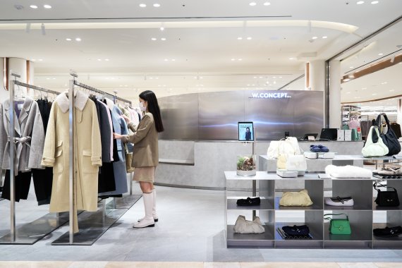 신세계백화점 강남점을 찾은 고객이 W컨셉 오프라인 매장에서 쇼핑을 하고 있다.