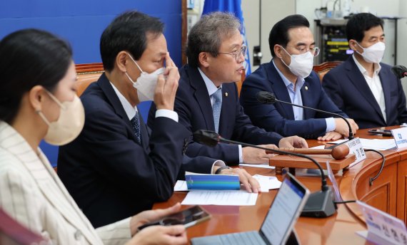 송기헌 더불어민주당 중앙위원회 부의장이 26일 서울 여의도 국회에서 열린 중앙위원회에서 80조 등 당헌 개정 수정안 상정과 관련해 발언하고 있다. (공동취재) 2022.8.26/뉴스1