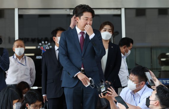 이준석 전 국민의힘 대표가 17일 서울 양천구 남부지방법원에서 당 비상대책위원회 효력을 정지해달라며 낸 가처분 신청 사건 심문을 마친 후 취재진 질문을 듣고 있다. 2022.8.17. 국회사진취재단, 뉴스1.