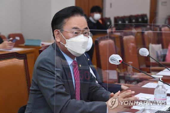 발언하는 유상범 (서울=연합뉴스) 국민의힘 법사위 간사인 유상범 의원이 4일 국회에서 열린 법제사법위원회 전체회의에서 발언하고 있다. 2022.5.4 [국회사진기자단] (끝)