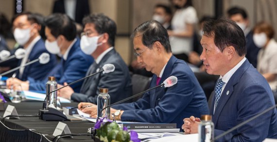 '2030 부산 세계박람회' 유치위원장공동위원장인 최태원 대한상공회의소 회장(오른쪽 첫 번째)이 한덕수 국무총리가 참석한 가운데 26일 오후 서울 종로구 포시즌스 호텔에서 열린 유치위원회 2차 회의에서 발언하고 있다. 연합뉴스