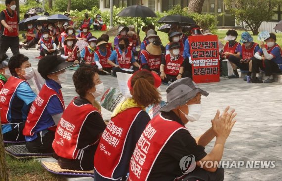 연세대 청소노동자, 용역업체와 임금인상 합의…인력 충원도