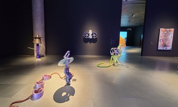 리움미술관의 첫 아시아 동시대 예술 기획전 '구름산책자' (서울=연합뉴스) 김준억 기자 = 리움미술관 기획전시 '구름산책자' 전시 전경.