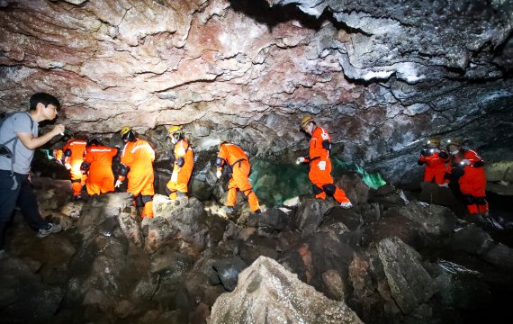 [제주=뉴시스] 우장호 기자 = 유네스코 세계자연유산과 천연기념물로 지정된 제주 '벵뒤굴'이 25일 문화재청 허가로 잠시 공개됐다. 벵뒤굴은 약 1만년 전 거문오름에서 분출한 용암이 지대가 평평한 곳을 흐르면서 여러 갈래로 갈라져 소용돌이 치듯 돌며 형성된 용암 구조를 확인할 수 있는 곳이다. 제주 4·3 당시 토벌대를 피하려려는 제주도민들의 은신처이기도 했다. 2022.08.25. woo1223@newsis.com