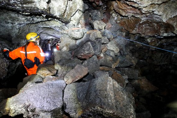 [제주=뉴시스] 우장호 기자 = 유네스코 세계자연유산과 천연기념물로 지정된 제주 '벵뒤굴'이 25일 문화재청 허가로 잠시 공개됐다. 벵뒤굴은 약 1만년 전 거문오름에서 분출한 용암이 지대가 평평한 곳을 흐르면서 여러 갈래로 갈라져 소용돌이 치듯 돌며 형성된 용암 구조를 확인할 수 있는 곳이다. 제주 4·3 당시 토벌대를 피하려려는 제주도민들의 은신처이기도 했다. 4·3때 쌓은 돌무더기 모습. 2022.08.25. woo1223@newsis.com