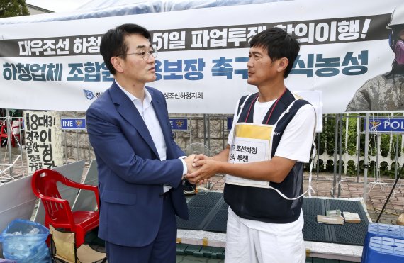 [서울=뉴시스] 김선웅 기자 = 더불어민주당 박용진 당대표 후보가 24일 오후 서울 여의도 국회 앞 대우조선해양 금속노조 하청지회 국회농성장을 찾아 단식농성을 하고있는 김형수 전국금속노동조합 거제통영고성조선하청지회장과 인사를 나누고 있다. (공동취재사진) 2022.08.24. photo@newsis.com