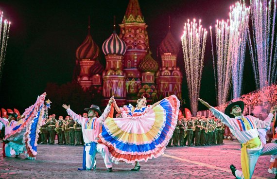 Venezuela's orchestra perform at the Red Square during the "Spasskaya Tower" international military music festival at the Red Square in Moscow on August 26, 2022. (Photo by Alexander NEMENOV / AFP) /사진=연합 지면외신화상