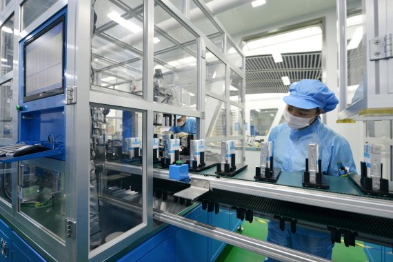 중국 저장성 후저우의 리튬 배터리 공장 생산 라인 모습.로이터연합뉴스