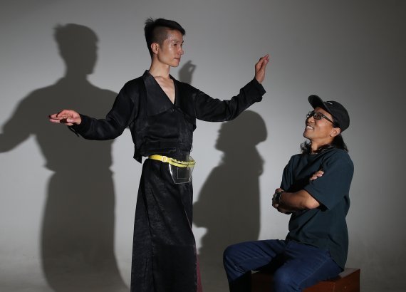 [서울=뉴시스] 조수정 기자 = 다큐멘터리 영화 '모어' 모지민(왼쪽) 씨와 이일하 감독. 2022.08.27. chocrystal@newsis.com