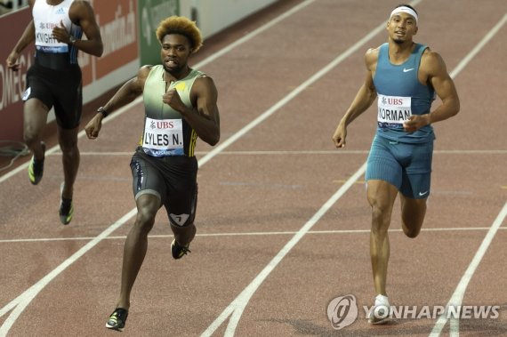 라일스의 역주 epa10140665 Noah Lyles of the United States, left, and Michael Norman of the United States, right, compete in 200m Men at the Athletissima IAAF Diamond League international athletics meeting in the Stade Olympique de la Pontaise in Lausanne, Switzerland, 26 August 2022. EPA/SALVATORE DI NOLF