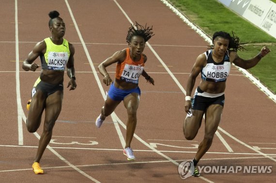 홉스, 여자 100ｍ 우승 Shericka Jackson of Jamaica, left, Marie-Josee Ta Lou of Ivory Coast, center, and Aleia Hobbs, right, of the United States compete in 100 meters Women race at the Athletissima IAAF Diamond League international athletics meeting in the Stade Olympique de la Pontaise in Lausanne, Switze