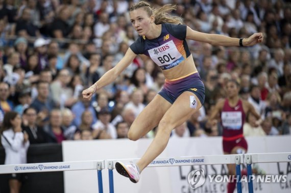 펨키 볼의 역주 epa10140332 Femke Bol of The Netherlands competes in the 400m Hurdles Women at the Athletissima IAAF Diamond League international athletics meeting in the Stade Olympique de la Pontaise in Lausanne, Switzerland, 26 August 2022. EPA/LAURENT GILLIERON