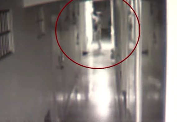 A씨가 복도 쪽에 나있는 욕실 창문으로 손을 뻗어 불법 촬영을 하는 모습. (SBS 뉴스 갈무리)