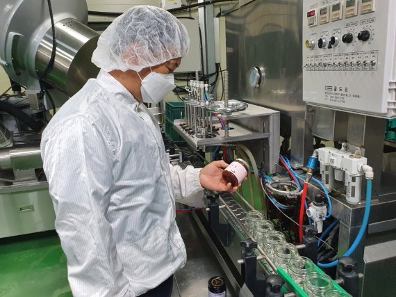 김주호 영농조합법인 엔자임팜 대표가 유기농 원료를 사용해 만든 곡물당 잼을 살펴보고 있다.2022.8.27/뉴스1 ⓒ News1 김동수 기자