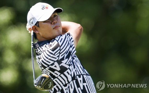 김시우 epa10118002 Si Woo Kim of South Korea hits his tee shot on the thirteenth hole, during the second round of the FedEx St. Jude Championship golf tournament, at TPC Southwind, in Memphis, Tennessee, USA, 12 August 2022. The FedEx St. Jude Championship is the first of three FedEx Cup playoff tourna