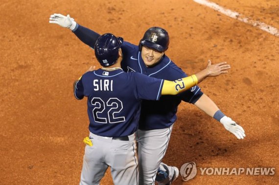 탬파베이 레이스 최지만 Aug 26, 2022; Boston, Massachusetts, USA; Tampa Bay Rays first baseman Ji-Man Choi (26) celebrates with Tampa Bay Rays center fielder Jose Siri (22) after hitting a two run home run during the second inning against the Boston Red Sox at Fenway Park. Mandatory Credit: Paul Rutherford-USA
