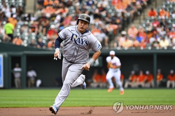 탬파베이 한국인 타자 최지만 Tampa Bay Rays' Ji-Man Choi advances to third base on a single from Luke Raley hit against Baltimore Orioles starting pitcher Jordan Lyles during the first inning of a baseball game, Thursday, July 28, 2022, in Baltimore. (AP Photo/Terrance Williams)