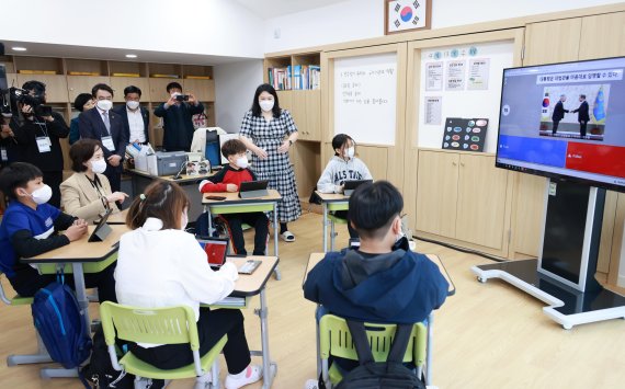 [서울=뉴시스] 유은혜 전 사회부총리 겸 교육부 장관이 지난 4월13일 전북 남원시 덕화초등학교를 방문해 미래형 학습환경이 조성된 교실의 수업을 체험하고 있다. (사진=교육부 제공) 2022.08.27. photo@newsis.com *재판매 및 DB 금지