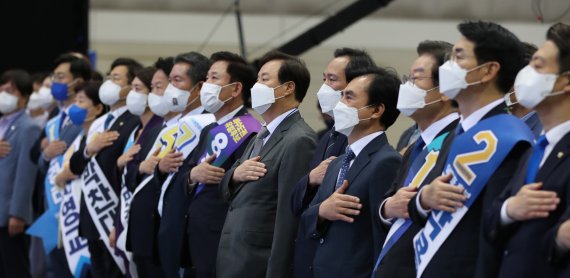 더불어민주당 우상호 비대위원장과 당대표, 최고위원 후보들이 27일 경기도 고양시 킨텍스 제2전시장에서 열린 더불어민주당 서울시당 제5차 정기대의원대회 및 당대표·최고위원 후보 합동연설회에서 국민의례를 하고 있다.뉴시스