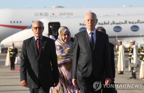 튀니지에 온 서사하라 지도자 브라힘 갈리(왼쪽) Tunisia's President Kais Saied welcomes the head of the Polisario Front movement Brahim Ghali, upon his arrival in Tunis, Tunisia August 26, 2022. Tunisian Presidency/Handout via REUTERS ATTENTION EDITORS - THIS IMAGE WAS PROVIDED BY A THIRD PARTY NO RESALES. NO ARCHIVES.