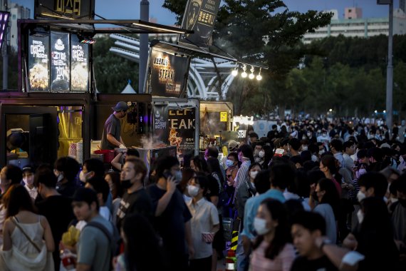 27일 오후 서울 반포한강공원에서 열린 한강달빛야시장이 시민들로 붐비고 있다. /사진=뉴시스