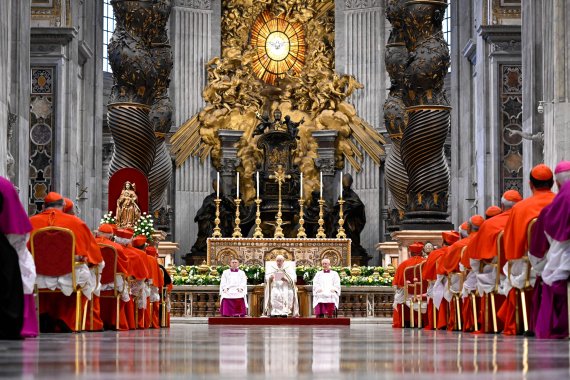 프란치스코 교황이 27일(현지시간) 바티칸 성베드로대성당에서 신임 추기경 20명의 서임식을 진행하고 있다. 추기경은 가톨릭 내에서 교황 다음의 권위와 명예를 갖는다. AFP연합