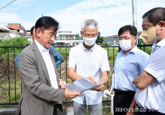 김동근 의정부시장 24일 캠프 라과디아 지하주차장 건축 예정 부지 방문. 사진제공=의정부시