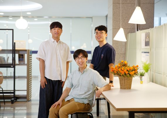 UNIST 김재성 연구원(왼쪽부터), 권상진 교수, 윤석호 연구원. (UNIST 제공)
