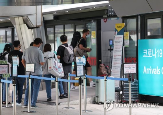 해외입국자 붐비는 공항 코로나 검사센터 (영종도=연합뉴스) 이지은 기자 = 코로나19 해외유입 역대 최다를 기록한 27일 오후 인천국제공항 제1여객터미널 입국자 전용 코로나 검사센터 앞에서 해외 입국자들이 검사를 받기 위해 안내를 받고 있다. 이날 신규 확진자 중 해외유입 사례는 532명으로, 2020년 1월 20일 국내 코로나19 확진자가 처음 발생한 이래로 가장 많은 숫자를 기록했다. 2022.7.27 jieunlee@yna.co.kr (끝) /사진=연합뉴스