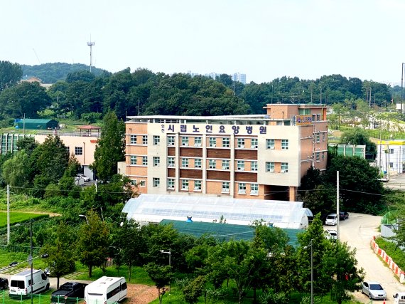 인천시가 2019년부터 휴머니튜드 돌봄 기법을 적용하고 있는 인천시립노인치매요양병원 전경.