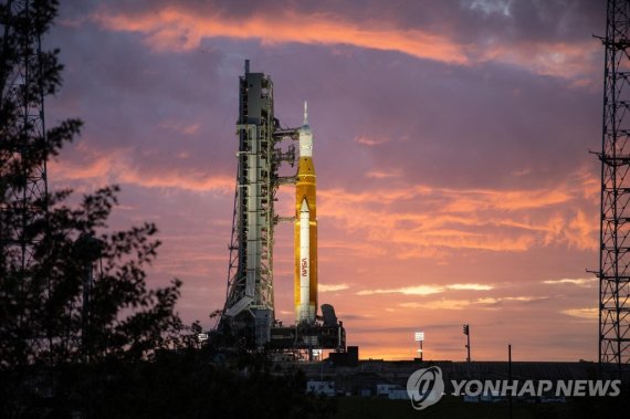 50년 만에 다시 달에 가는 인류..'아르테미스' 오늘 하늘로 오른다