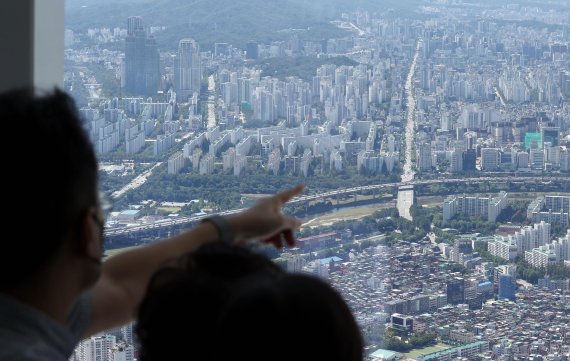 종합부동산세법 개정안이 이달 30일까지 국회를 통과하지 못할 경우 시가 20억원 상당의 주택을 보유한 1주택자의 종부세 부담액이 100만원 가까이 늘어나는 것으로 나타났다. 사진은 28일 서울 송파구 롯데월드타워 서울스카이에서 바라본 아파트 단지./연합뉴스