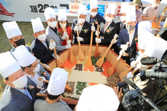 제26회 고창해풍고추축제가 27일 오후 5시 이틀간 일정으로 개막됐다. 개막식에서 심덕섭 고창군수를 비롯한 참가자들이 500인분의 비빔밥을 만들고 있다. (고창군 제공)