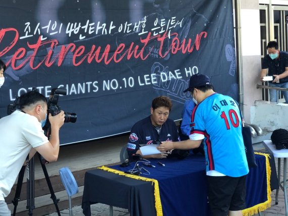 28일 인천 SSG랜더스필드에서 팬들과 사인회를 진행 중인 이대호 ⓒ News1 문대현 기자