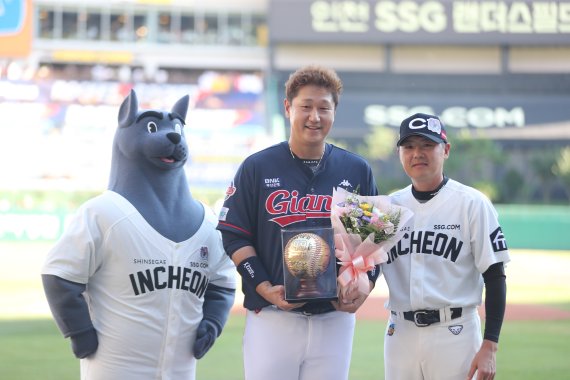 28일 오후 인천시 미추홀구 SSG 랜더스필드에서 롯데자이언츠와 SSG랜더스의 경기에 앞서 은퇴투어를 하는 롯데 이대호가 SSG 김원형 감독에게 '데뷔 첫 홈런 기념볼'을 선물받고 있다. 2022.7.28/뉴스1 ⓒ News1 황기선 기자