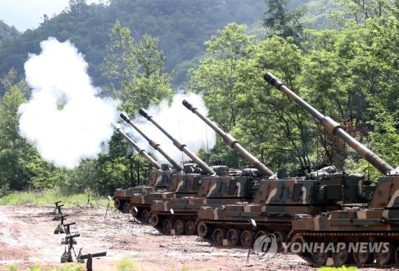 K-9 자주포 사격 육군 2군단, 6·25 상기 포병 포탄사격 훈련 개시 (화천=연합뉴스) 양지웅 기자 = 6·25전쟁 72주년을 하루 앞둔 24일 강원 화천군 내 포 사격장에서 육군 2군단 전반기 대화력전 FTX의 일환으로 열린 '6·25 상기 포병 포탄사격' 훈련에 참석한 2포병여단 태양대대 장병들이 K9 자주포 사격을 하고 있다. 2022.6.24 yangdoo@yna.co.kr (끝)