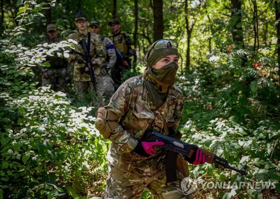 군사 훈련에 참여한 우크라이나 민간인들 Ukrainian civilians take part in military training in Lviv region in western Ukraine on August 3, 2022, amid Russian invasion of Ukraine. (Photo by YURIY DYACHYSHYN / AFP)